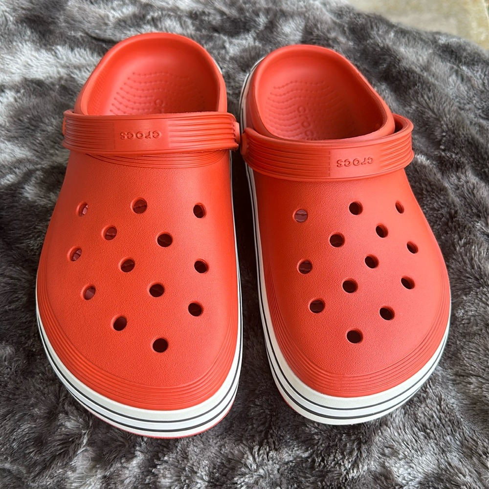 CROCS Unisex on/off court LOGO slip ons; Men's:7; Women's:9.  Display pair.